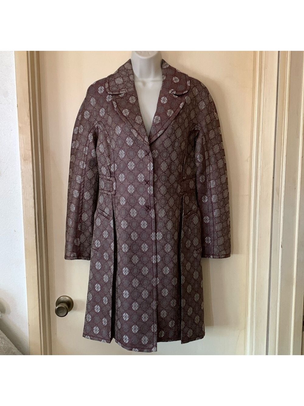 Leon Max limited edition burgundy and gold renaissance coat size 2